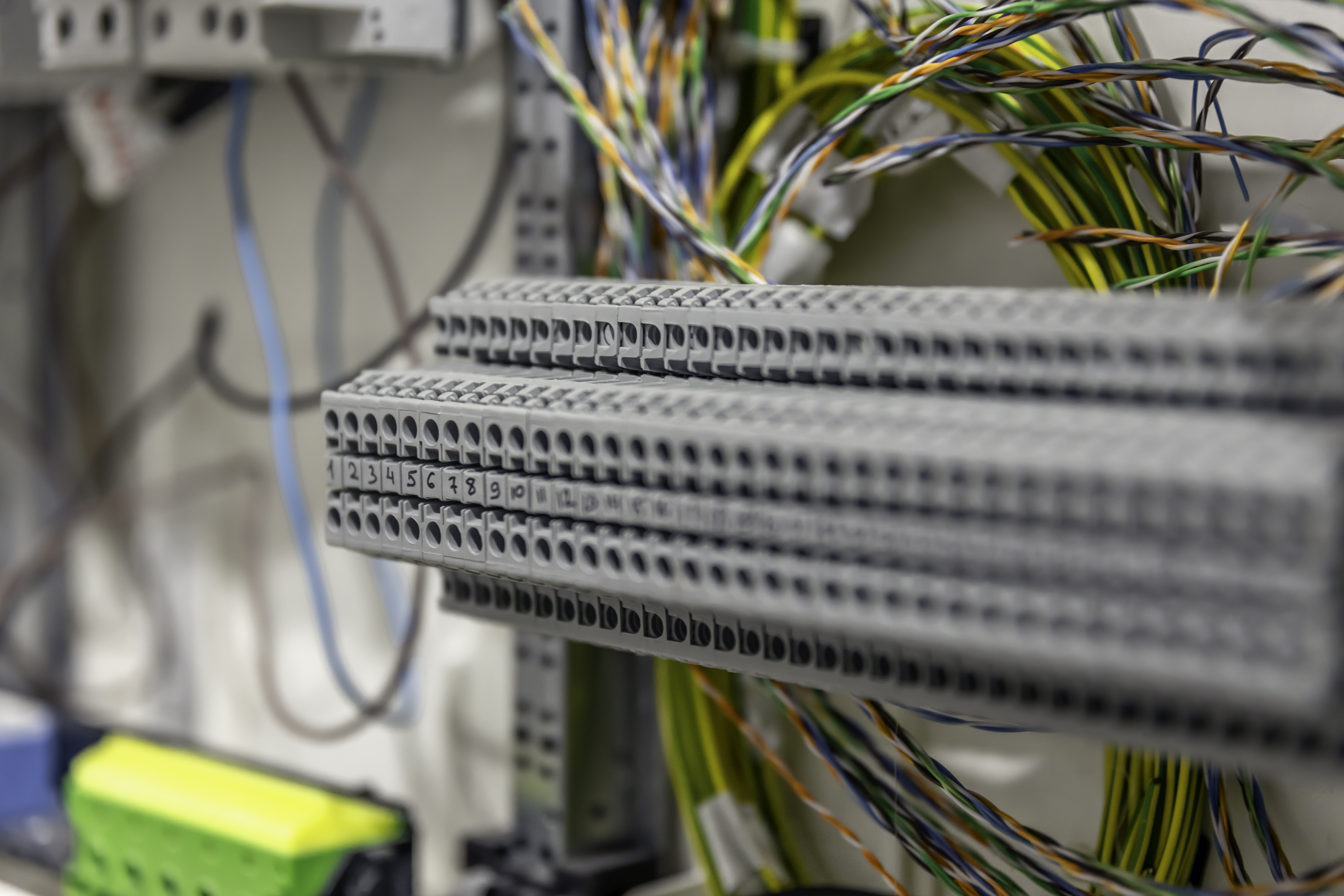 Can Polarization Insensitive Optical Circulators Operate in Harsh Environments?